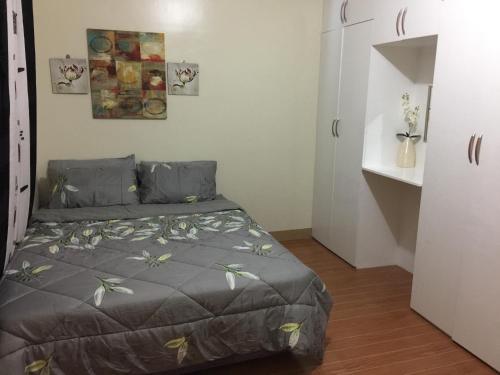 LoculanESTILO APARTMENT 2-storey的一间小房间的卧室,配有一张床铺