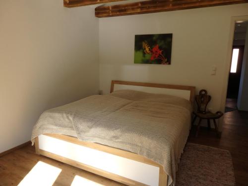 贝里斯泽尔Amsel Haus的卧室配有一张床