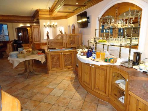 法兰肯塔尔费灵维斯图本餐厅&酒店的一个带木制橱柜和桌子的大厨房