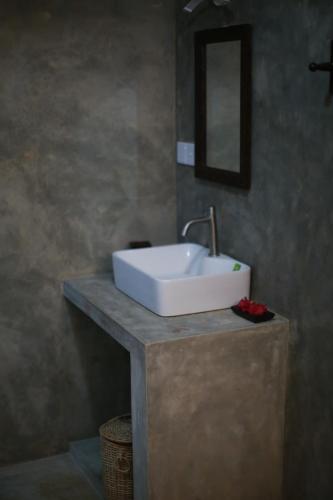 韦利格默Surfing Wombats的浴室设有白色水槽和镜子