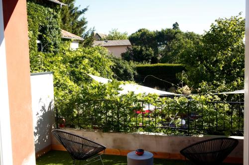 圣阿姆贝尔维尤天堂客栈的一个带两把椅子的庭院和一个花园