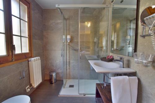 拉奥特酒店的一间浴室