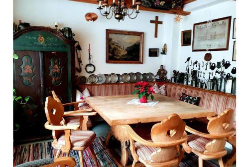 巴德加斯坦Pension Charlotte的一间带木桌和椅子的用餐室