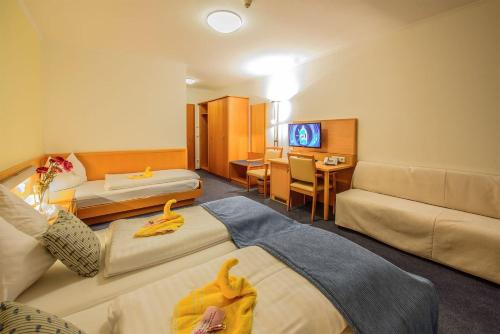 梅尔克瓦切霍夫酒店的酒店客房,设有两张床和一张沙发