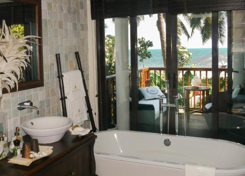 普拉兰大安塞区德瓦塔拉海滩酒店的带浴缸的浴室,享有海景。