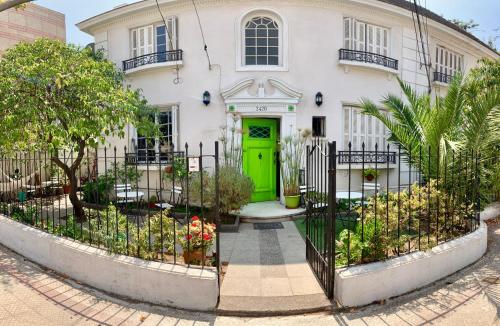 圣地亚哥Yogi hostel boutique的白色的房子,设有绿门