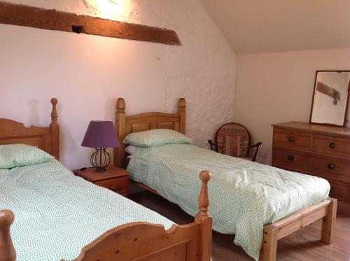 Kirkton of LargoCutty Sark Cottage的一间带两张床和梳妆台的卧室