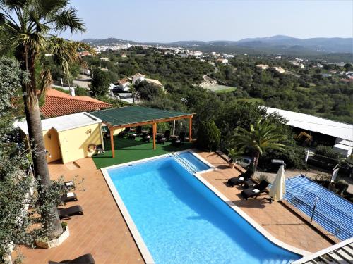Hotel Rural Rocha da Gralheira内部或周边泳池景观