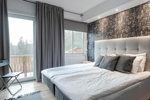 HärrydaVilla Ekegården的一间卧室设有一张大床和一个大窗户