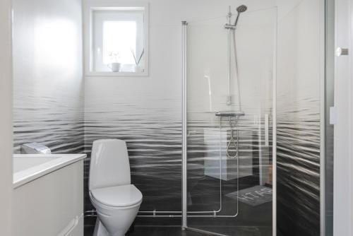 HärrydaVilla Ekegården的一间带卫生间和淋浴的浴室