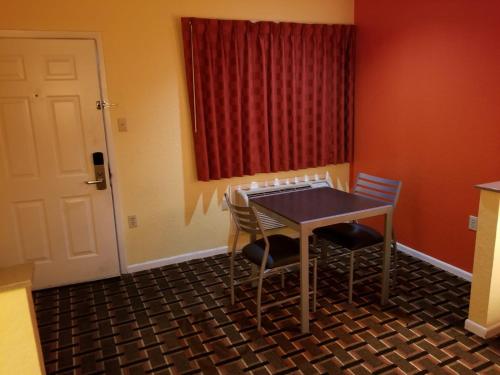 休斯顿得克萨斯汽车旅馆的客房设有桌椅和窗户。