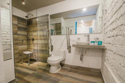 布卡拉曼加Casa Mendoza Hotel Boutique的浴室配有卫生间、盥洗盆和淋浴。