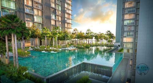 努沙再也Grand Medini Suites by JBcity Home的一座建筑物中央的游泳池
