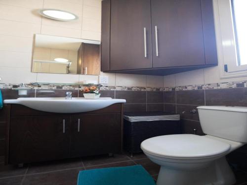 普罗塔拉斯Villa "La Dolce Vita" 3 Bedrooms with pool的浴室配有白色卫生间和盥洗盆。