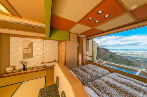 养老泷元馆游季之里日式旅馆的客房设有两张床和大窗户。