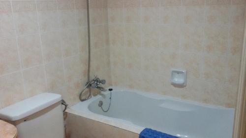 武吉丁宜云顶山脚成功山公寓的带浴缸和卫生间的浴室。