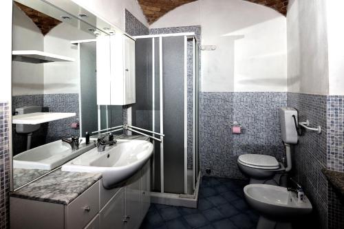 LermaB&B Il Borgo Fiorito的一间带两个盥洗盆、淋浴和卫生间的浴室