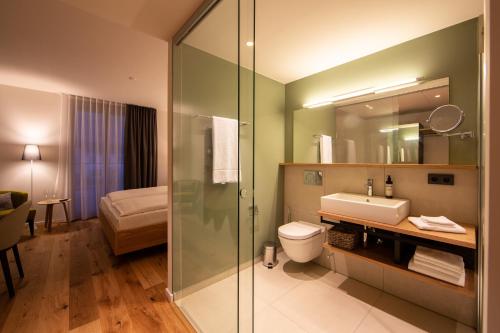 Eimeldingenzum LOEWEN的浴室配有卫生间、盥洗盆和淋浴。