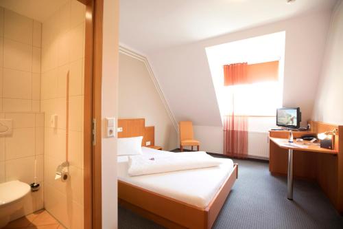 魏森霍恩纽梅尔斯赫斯乡村酒店的一间酒店客房 - 带一张床和一间浴室