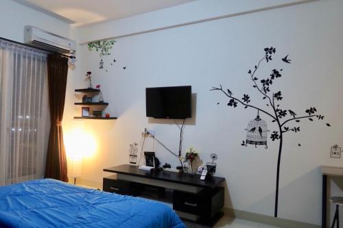 Bacup Studio Apartment @Galeri Ciumbuleuit的电视和/或娱乐中心