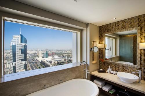 迪拜The Tower Plaza Hotel Dubai的浴室设有大窗户,享有城市美景。