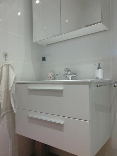什切青Pomaranczowa Apartment的一间带水槽和白色橱柜的浴室