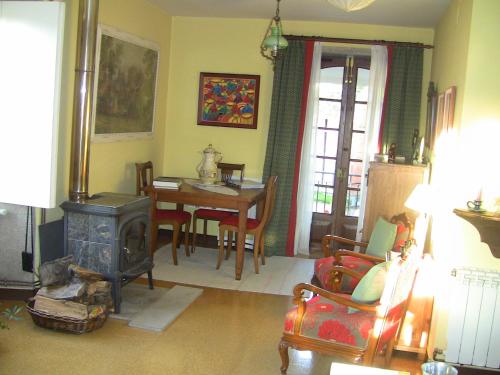 Villarmayor卡萨伊克善达佩娜酒店的客厅配有炉灶和桌椅