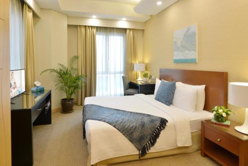 麦纳麦索美赛阿尔法特巴林酒店的酒店客房,配有床和电视
