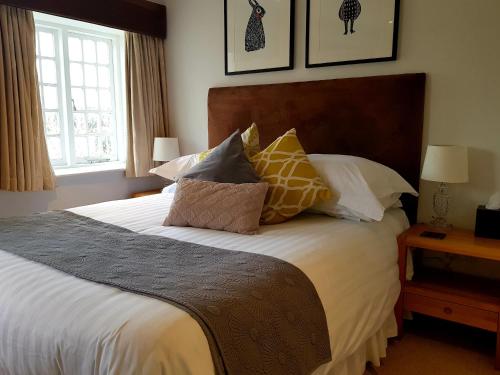 PensfordThe Carpenters Arms的一间卧室配有一张大床和枕头