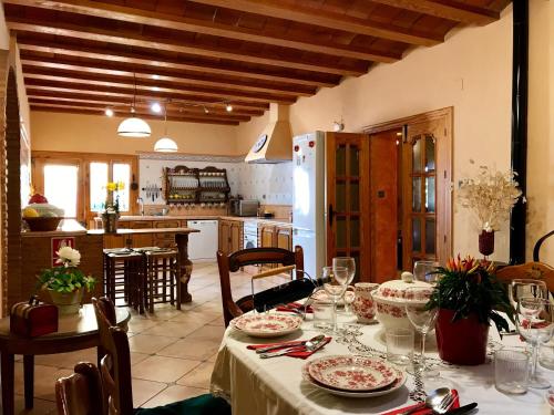 Los DíazCasa Rural LOS CORTESES的一间带桌子的用餐室和一间厨房