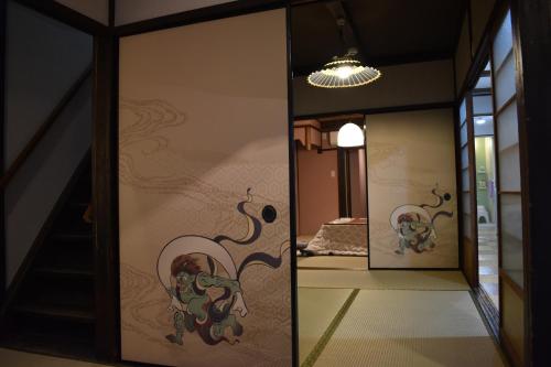 京都Nishioji TANUKI 西大路 狸的走廊上的镜子,带一张床的房间