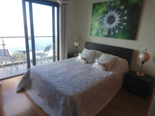 阿科达卡列塔Loreto Luxury的一间卧室设有一张床,享有阳台的景色