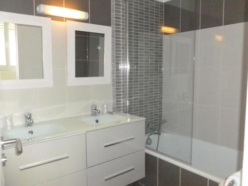 巴讷维尔-卡特里特泽西岛酒店的浴室配有水槽、淋浴和浴缸。