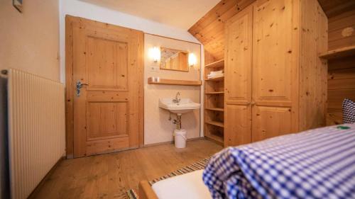 米德尔斯斯坦霍夫度假屋的客房内设有带水槽和卫生间的浴室