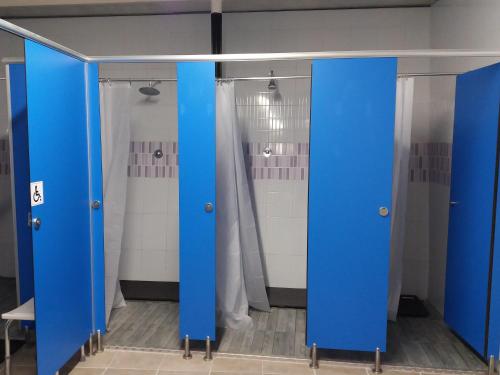 圣地亚哥－德孔波斯特拉Albergue Monterrey的浴室设有蓝色门