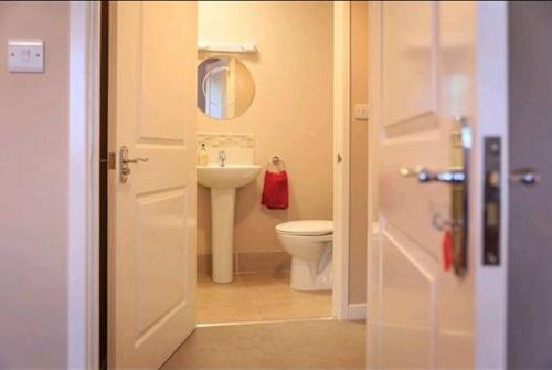 布里斯托Cleeves Cottage的浴室配有白色卫生间和盥洗盆。