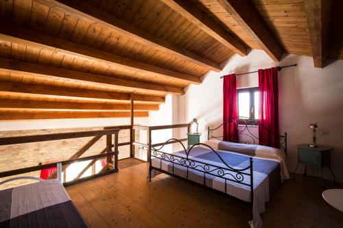 阿夸维瓦皮切纳Casali Costadoro的一间带一张床的卧室,位于带木制天花板的房间内