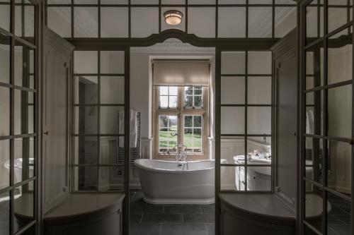 胡克泰尔尼大厅酒店的带浴缸和窗户的浴室