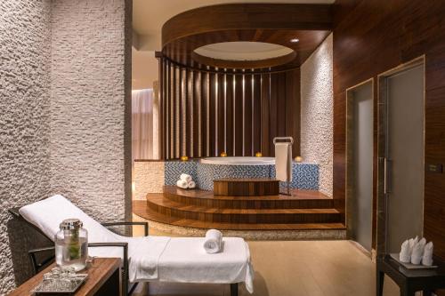 迪拜古赖尔瑞士生活酒店的一间带浴缸和桌子的spa室