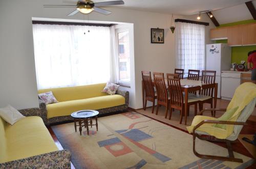 库伦瓦库夫Vacation Home "Cehic"的客厅配有黄色的沙发和桌子