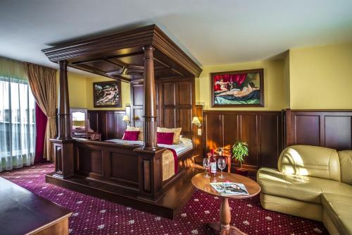 许迈格卡皮坦尼疗养酒店的客厅配有床和沙发