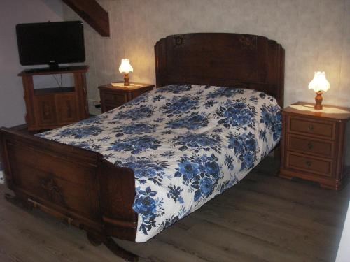 Masevauxgite violette et pierrot的一间卧室配有蓝色和白色的床,设有2个床头柜
