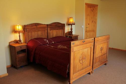 Ēdole卡佐基度假屋的一间卧室设有一张大床和两个床头柜