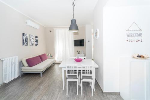 罗马庞特伦格公寓的白色的客厅配有桌子和沙发