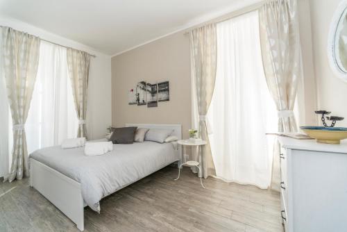罗马庞特伦格公寓的白色卧室设有床和大窗户