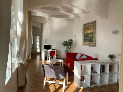 奥尔塔圣朱利奥-Ortaflats- Appartamento Gli Archi的客厅配有红色的沙发和桌子