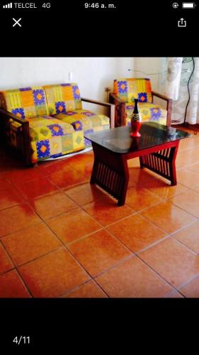 图斯特拉古铁雷斯casa cómoda y céntrica的客厅配有咖啡桌和2张沙发