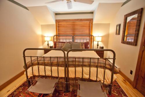 特柳赖德Penthouse By The Gondola的一间卧室配有带两把椅子的金属床
