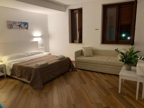 奇尼斯伊尔皮拉塔酒店的一间卧室配有一张床和一张沙发