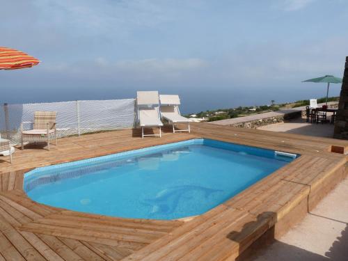 潘泰莱里亚Dammuso Kania alta的海景甲板上的游泳池